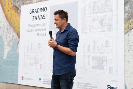 Podpis pogodbe Medgeneracijski športni kompleks Ribnica.jpg